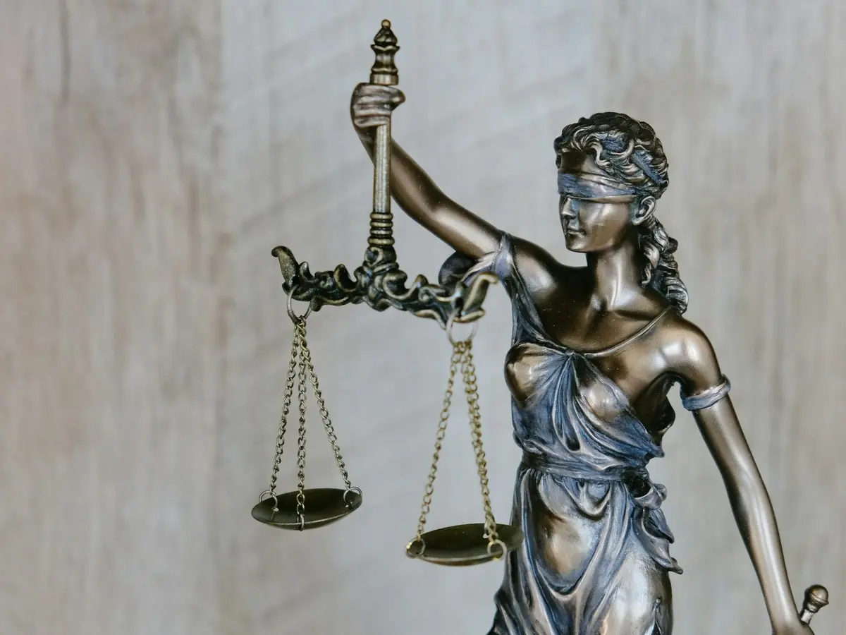 Estátua da Justiça segurando a balança
